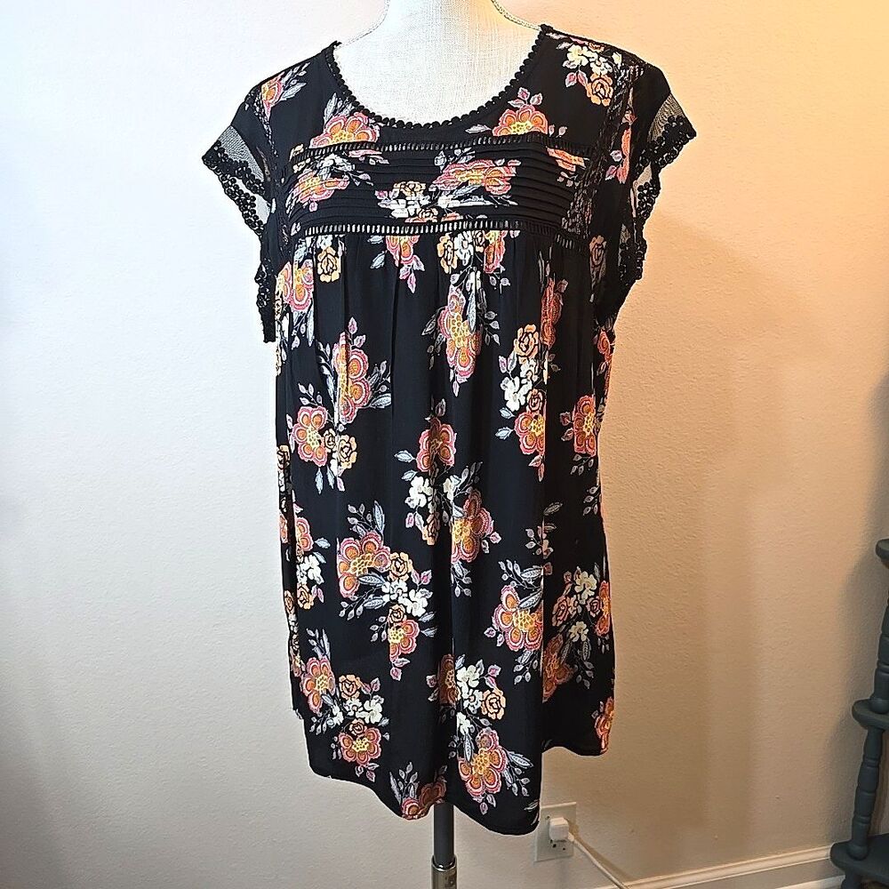 Danielrainn Top Womens Sz 2X Black w Orange Floral Print Lace Cap Sleeves Pleats